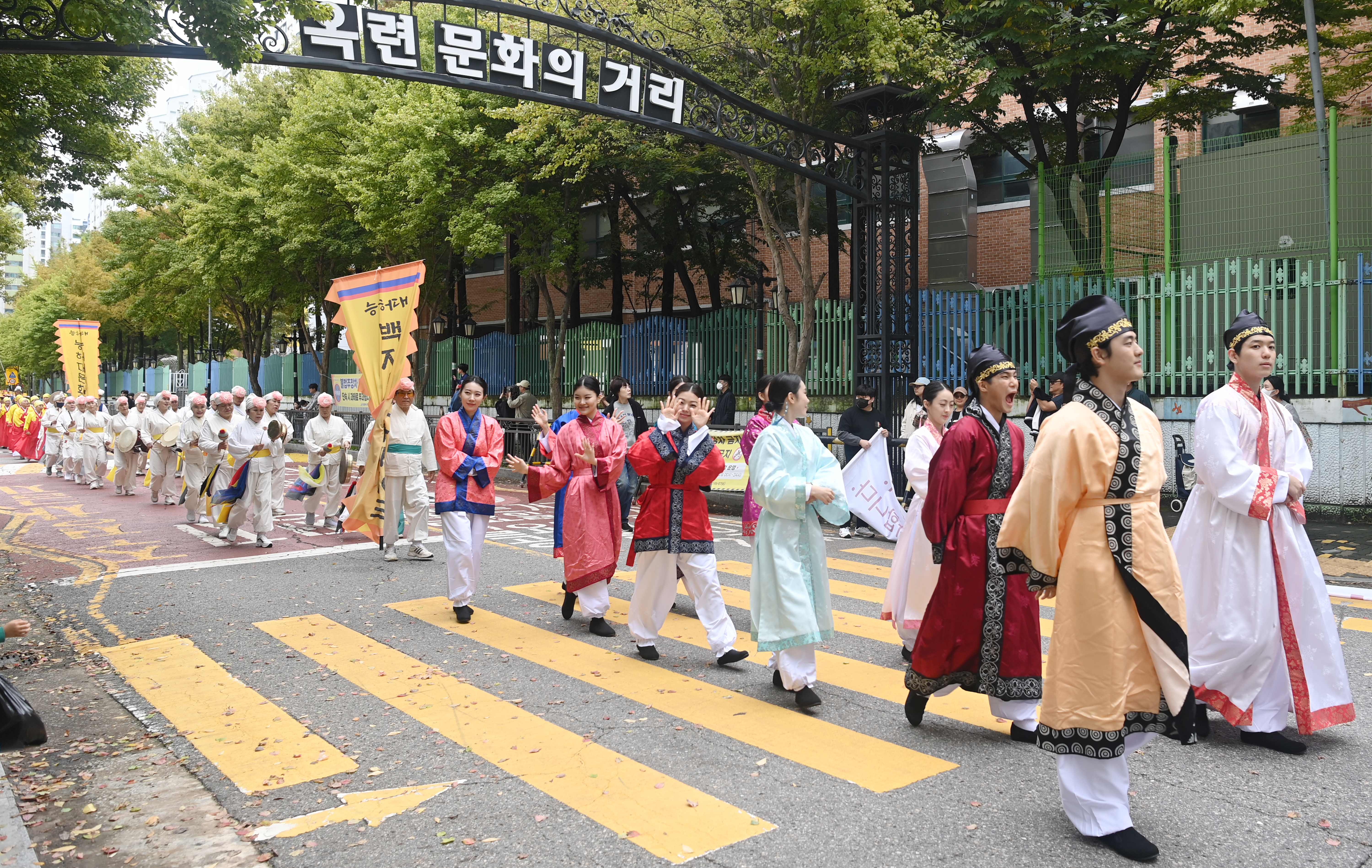 지난 17일부터 19일까지 3일간 능허대공원과 송도달빛축제공원 일원에서 열린 제13회 연수 능허대 문화축제의 대표 프로그램인 백제 사신 퍼레이드가 주민 사신단과 외국인 참가자 등 1천여 명이 참여한 가운데 성황리에 마무리됐다